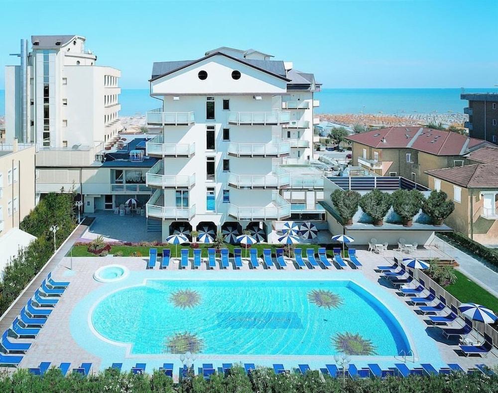 Universal Hotel Cervia Exterior foto