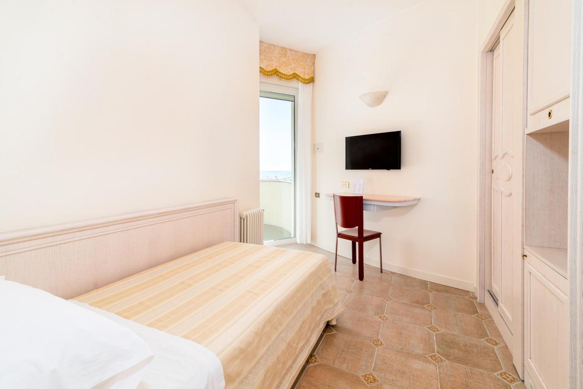 Universal Hotel Cervia Exterior foto